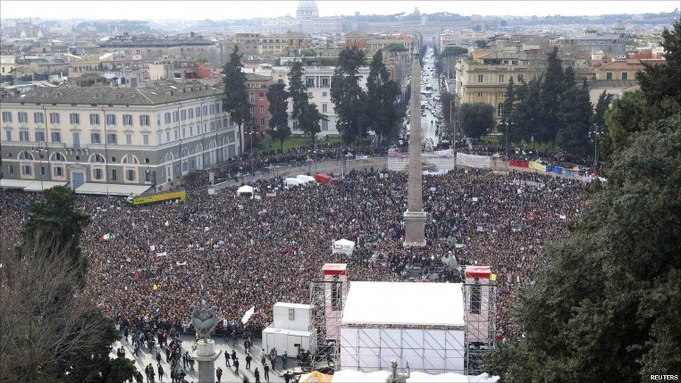 Anti-Berlusconi protesters in Rome's Piazza del Popolo on 13 February 2011