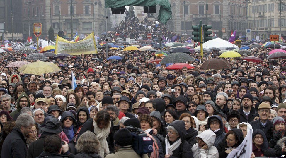 Protesters at an anti-Berlusconi rally in Milan, Italy (13 Feb 2011)