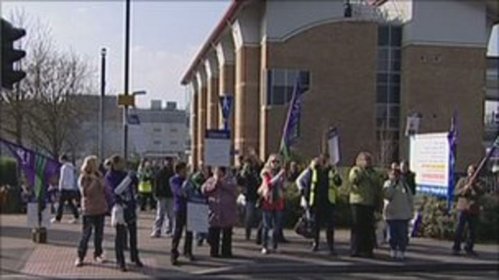 southampton-hospital-cleaners-back-on-strike-over-pay-bbc-news