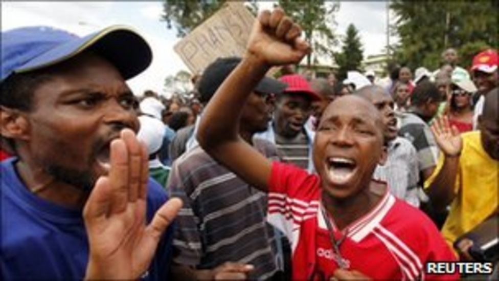 Swaziland police disperse Manzini democracy activists - BBC News