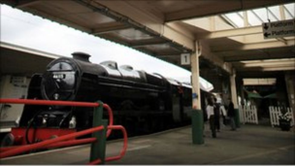 Carnforth station bids for mainline return - BBC News