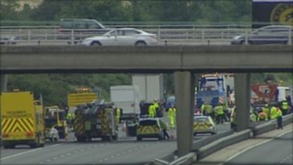 Man Dies In M27 Motorway Maintenance Truck Crash - BBC News