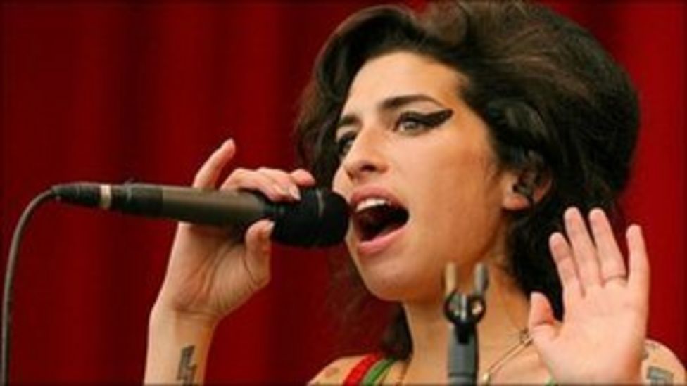 Amy Winehouse family and friends attend cremation - BBC News