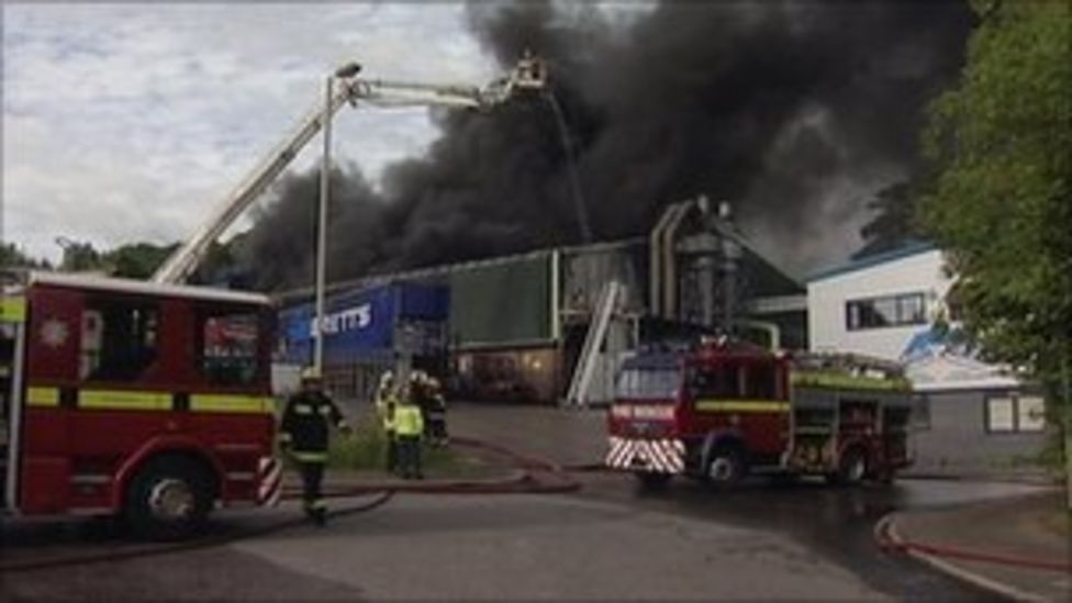 Plymouth Fire Crews Tackle Bandvulc Tyre Factory Blaze - BBC News