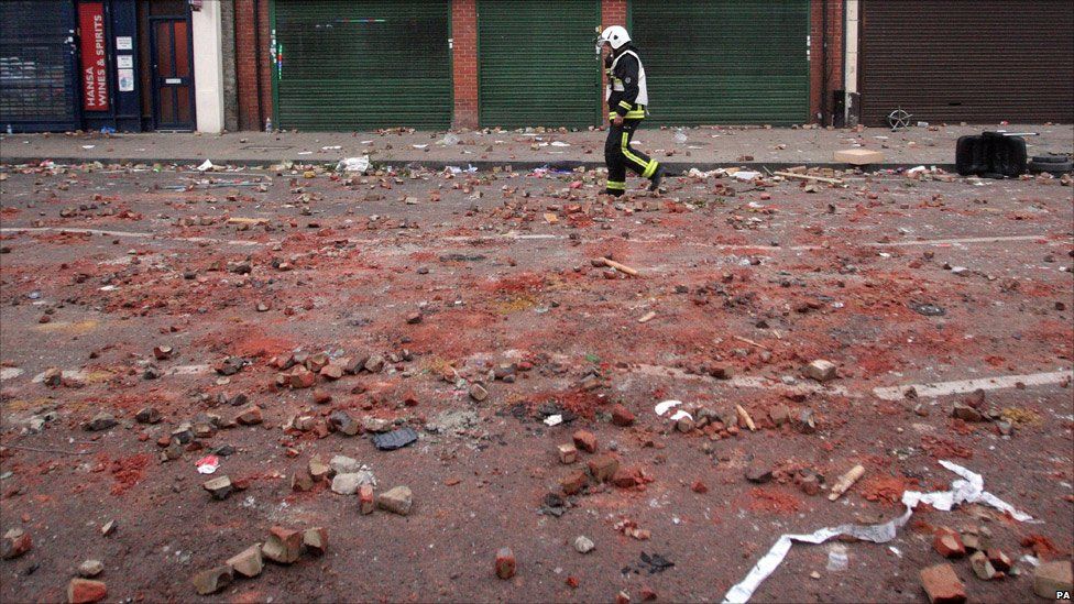 Pictures: Violent riots hit parts of London - BBC Newsround