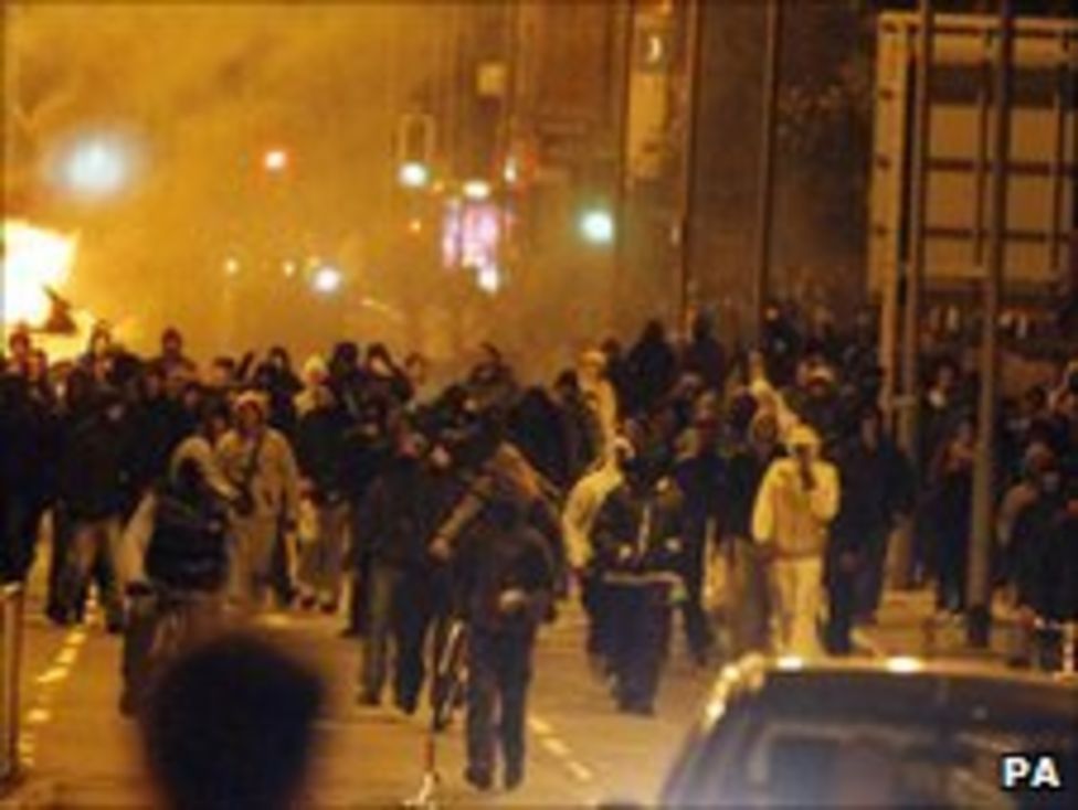 London riots What tactics could be used to end unrest? BBC News
