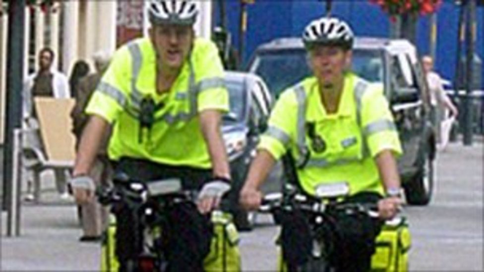 Hull, Leeds and Sheffield lose cycle paramedic service - BBC News