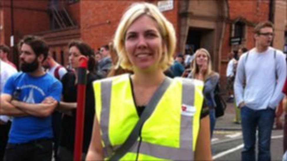 riot-clean-up-brings-400-volunteers-to-clapham-junction-bbc-news