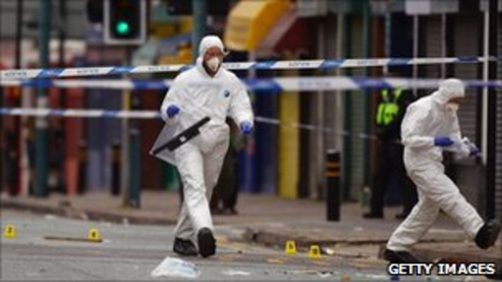 West Midlands: Riot police on streets after more unrest - BBC News