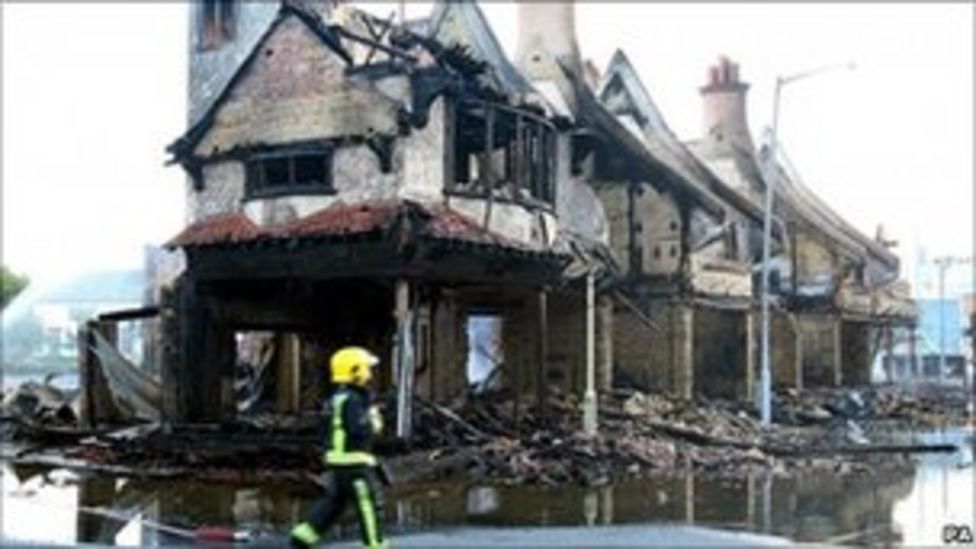 London riots 'Not enough Met officers on duty' BBC News