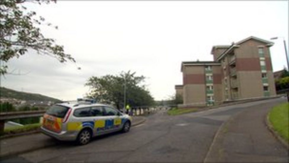 Murder inquiry after armed gang attack in Greenock BBC News