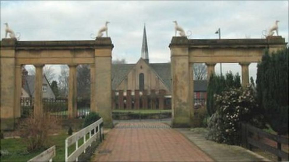 Wrexham makeover for Acton's 'four dogs' gate landmark BBC News