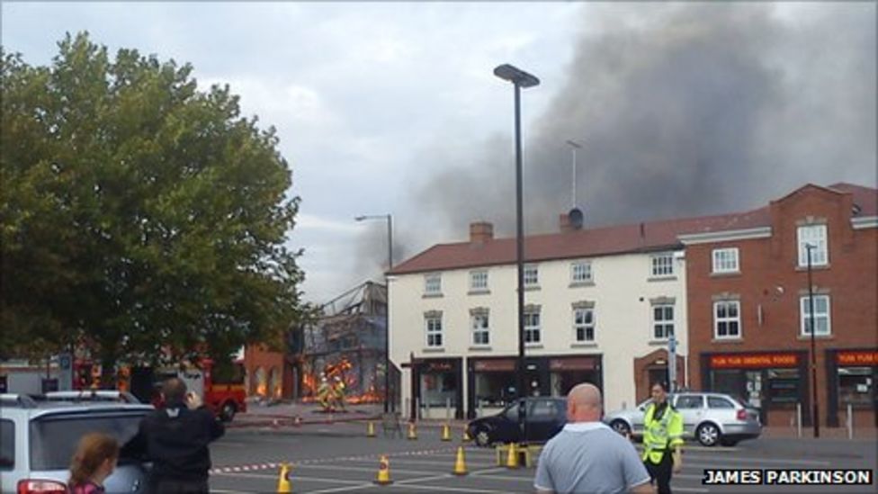 Kidderminster fire: Shops gutted in blaze - BBC News