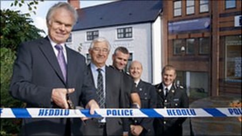 New Caerphilly police station opening in Market Street BBC News