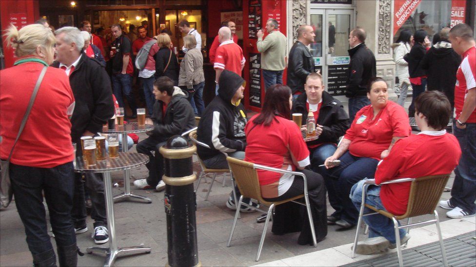 Tafarndai canol Caerdydd yn brysur ar fore Sadwrn