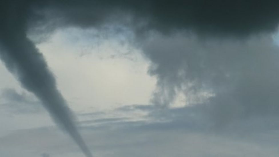 'Amazing' waterspout off Suffolk coast - BBC News