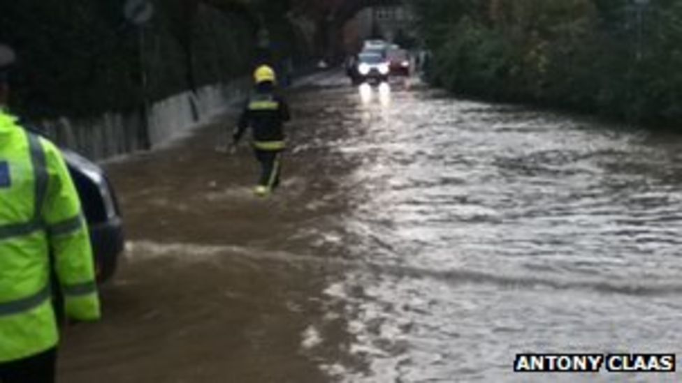 Flooding in Bridgwater sparks river wall collapse fear - BBC News