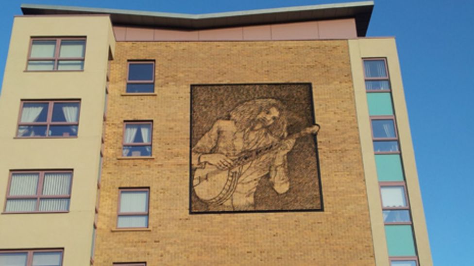 Huge Billy Connolly mural unveiled in Anderston BBC News