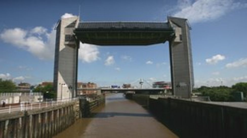 hull-tidal-barrier-saves-city-from-record-4-9m-high-tides-bbc-news