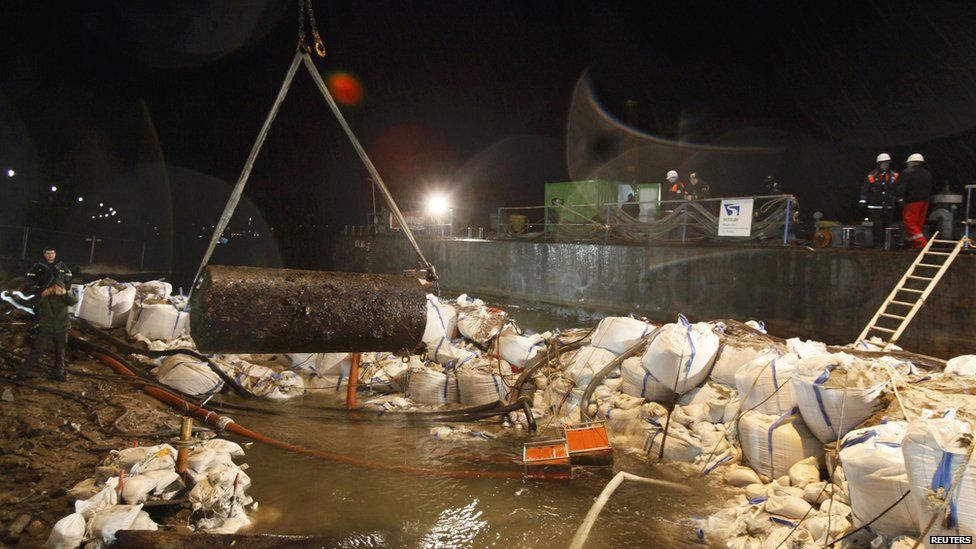 The bomb is lifted out of the river bed - 4 December 2011