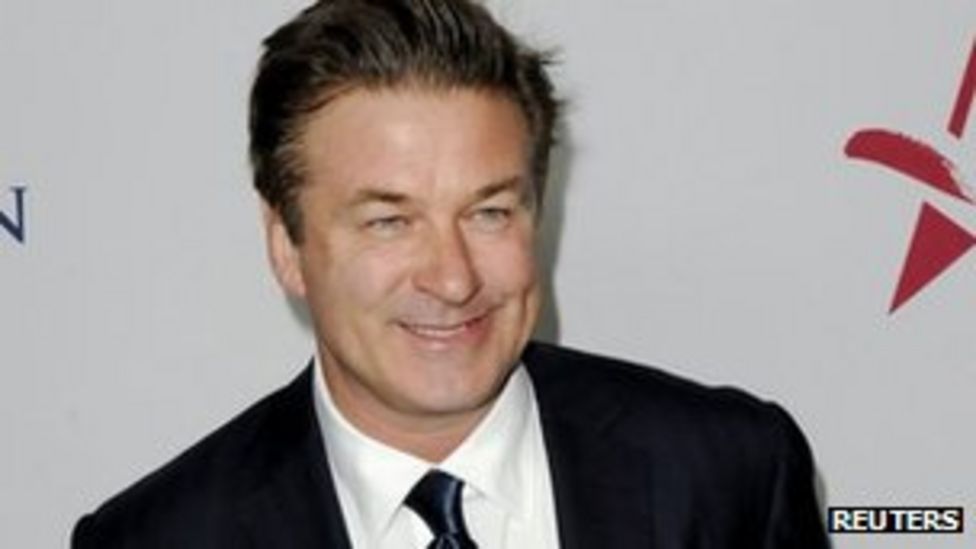 Alec Baldwin 'kicked off plane' over Words With Friends BBC News