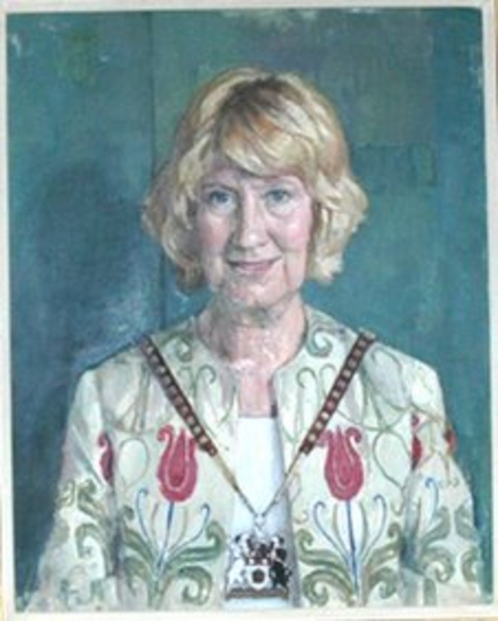 Northamptonshire council's Rosemary Bromwich portrait criticised BBC News