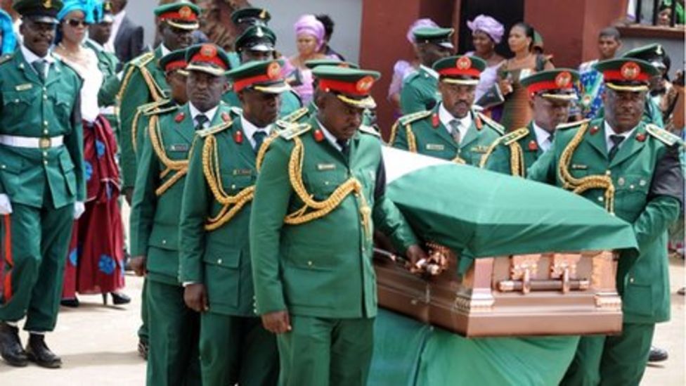 In pictures: Ex-Biafra leader Ojukwu buried - BBC News