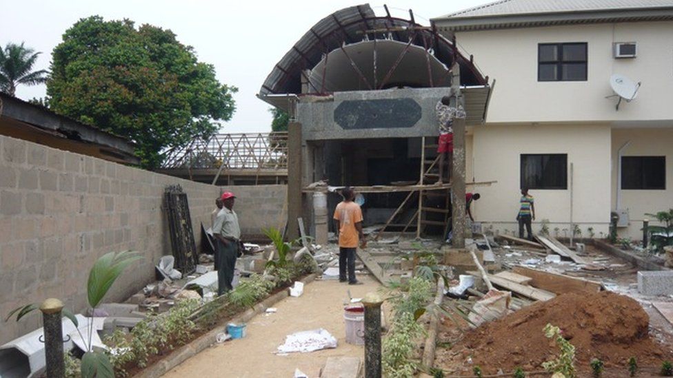 Workers building the tomb of Chukwuemeka Ojukwu
