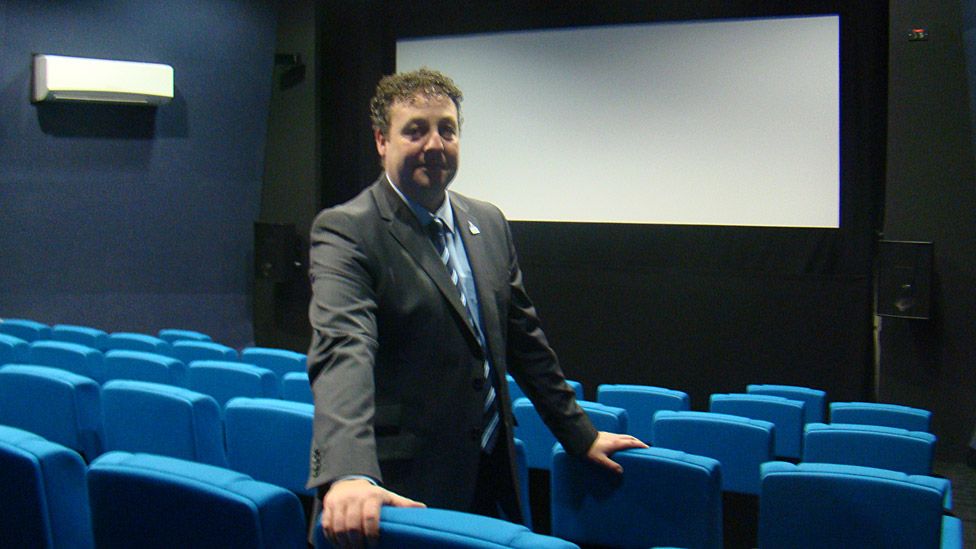 Mae'r sinema yn dychwelyd i Gastell-nedd am y tro cyntaf mewn dros 20 mlynedd. Dywed rheolwr gyffredinol y neuadd, Steve Jones, mai'r ffilm John Carter fydd y cyntaf i'w gweld yno gan ei bod yn sinema 3D