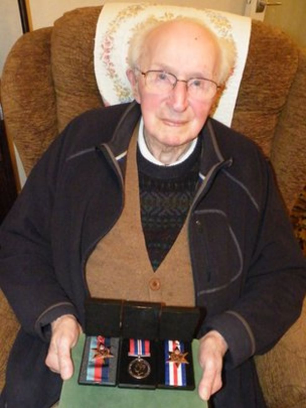 War veteran Ernest Payne, 97, receives medals for WWII BBC News