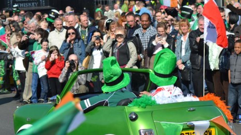 St Patrick's Day parade Thousands line Birmingham's streets BBC News