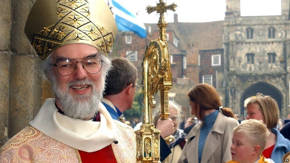 Dr Rowan Williams yn Eglwys Gadeiriol Caergaint yn 2003