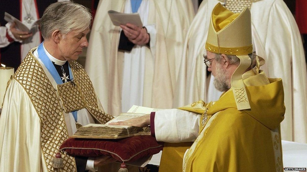 Dr Rowan Williams yn cael ei ordeinio yn Eglwys Gadeiriol Caergaint ar Chwefror 27 2003