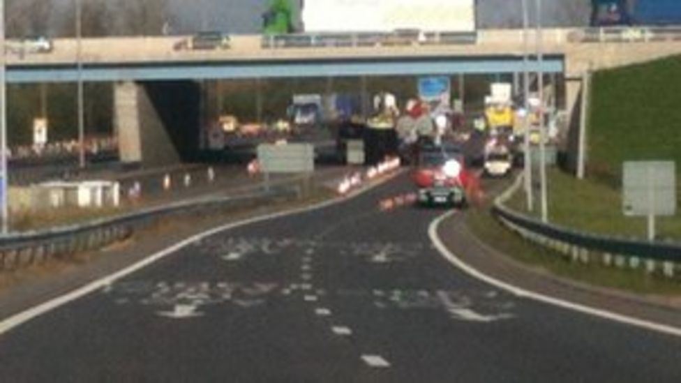 M1 closed in Bedfordshire after fatal lorry crash BBC News