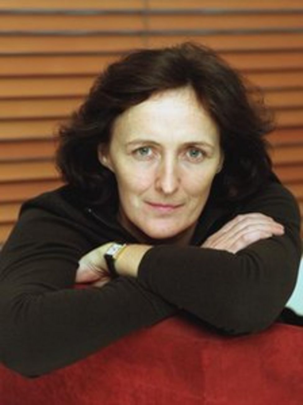 Actress Fiona Shaw brings poetry peace camp to Derry - BBC News