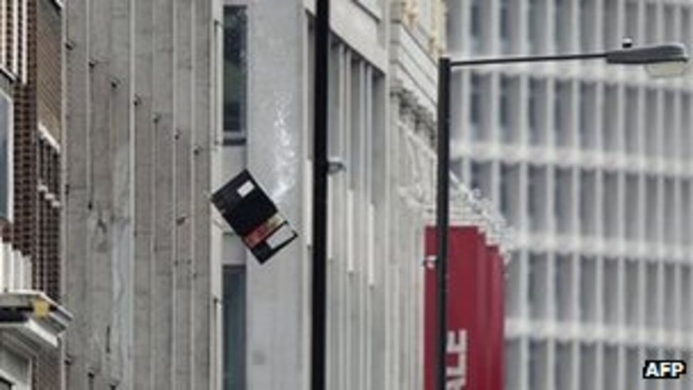 Man arrested after Tottenham Court Road 'bomb threat' BBC News