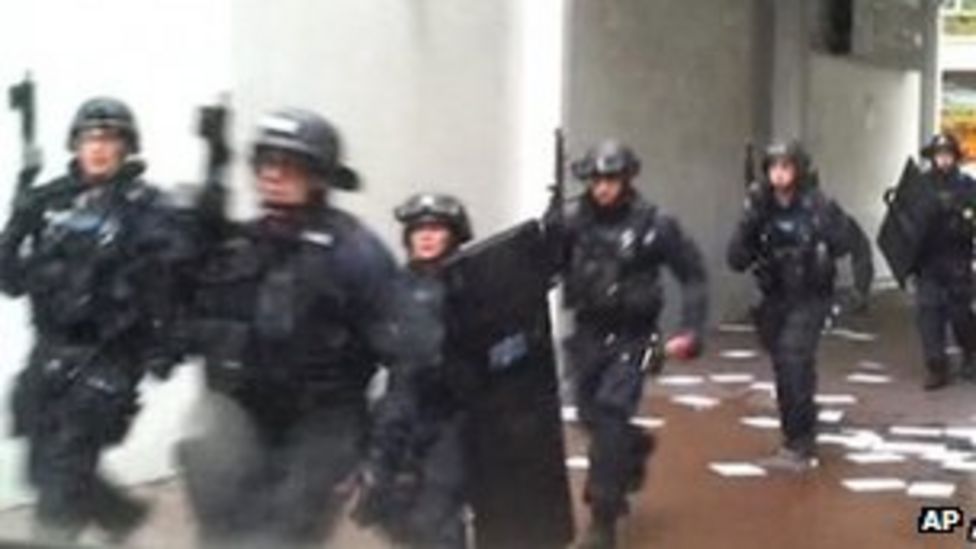 Man arrested after Tottenham Court Road 'bomb threat' BBC News