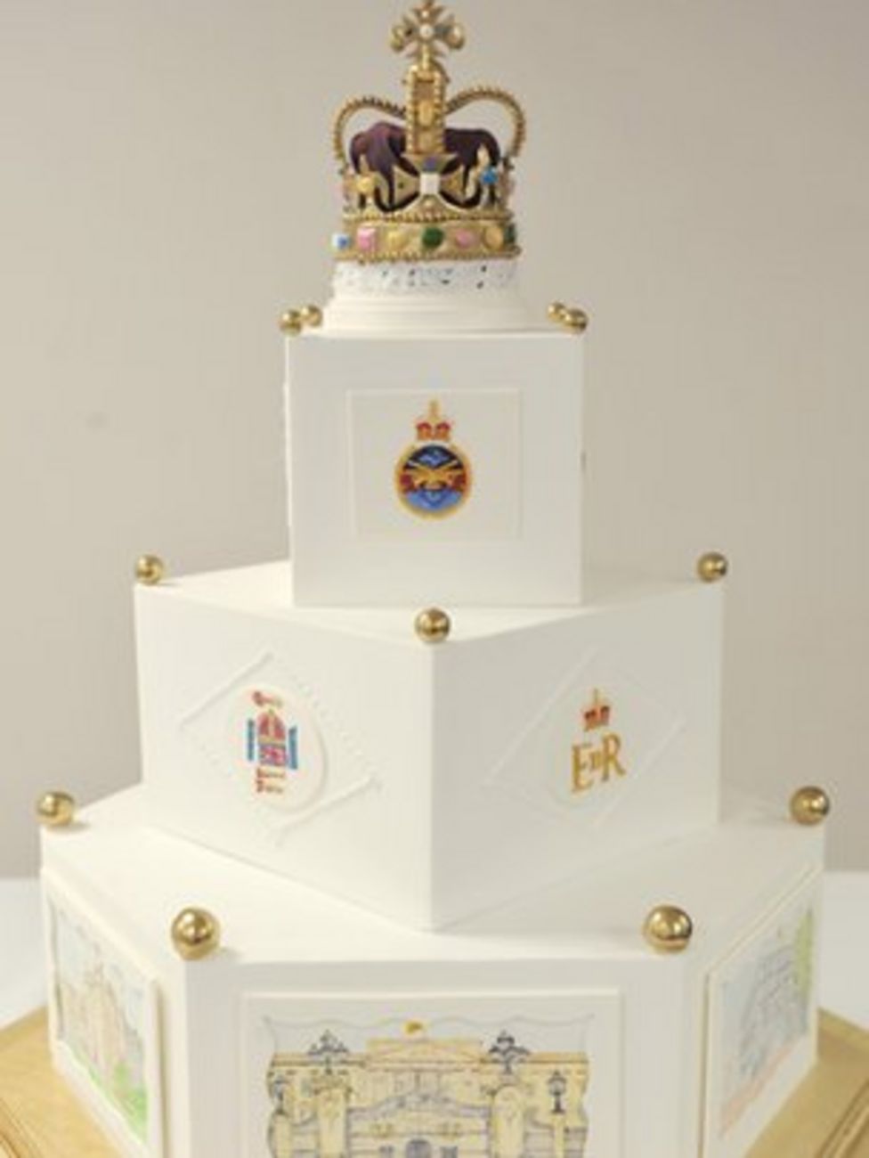 Diamond Jubilee cake baked for Queen BBC News