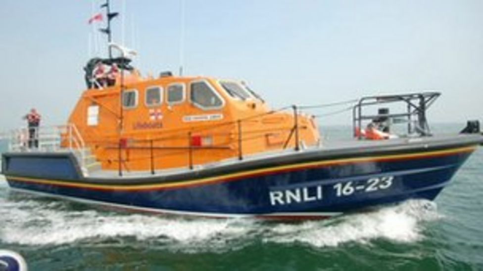 convoy-welcomes-eastbourne-s-diamond-jubilee-lifeboat-bbc-news