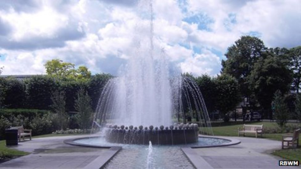 Windsor Jubilee Fountain opened in The Goswells park BBC News