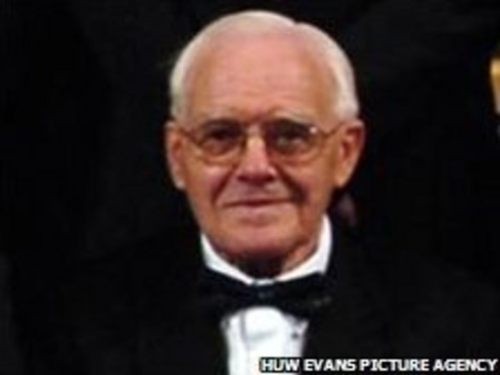 Dr Jack Matthews Wales rugby legend dies BBC News