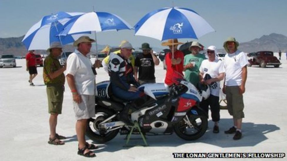 Isle of Man motorbike team breaks landspeed record BBC News