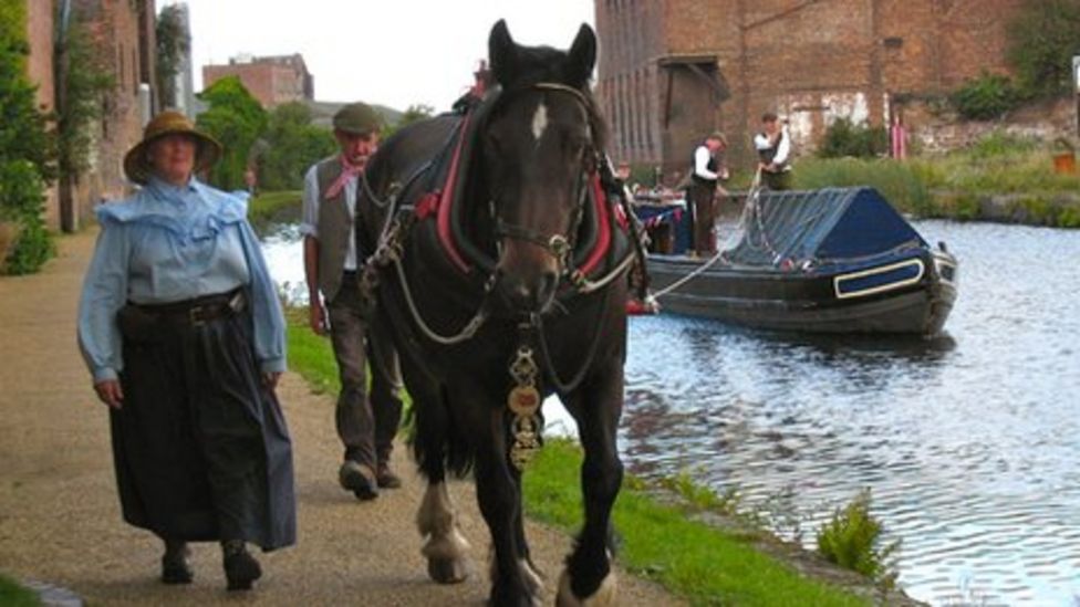 Horsedrawn canal boat arrives in Liverpool BBC News