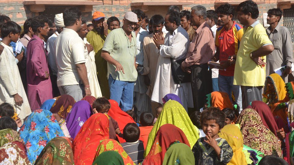 Why Pakistani Hindus leave their homes for India - BBC News