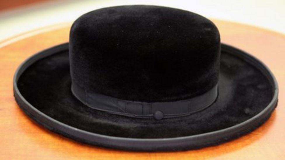 Curiosity draws Israelis to Hasidic Jewry exhibition BBC News