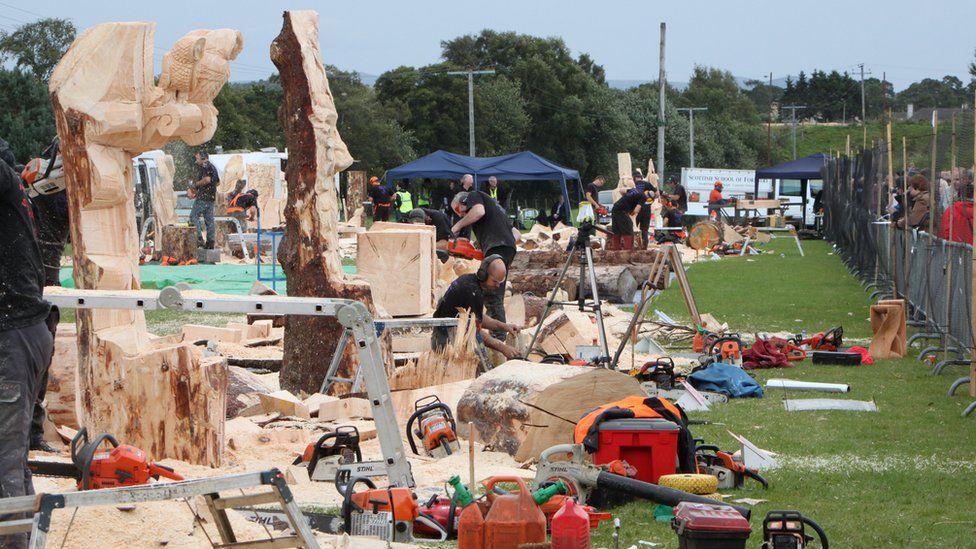 Chainsaw carving competitors