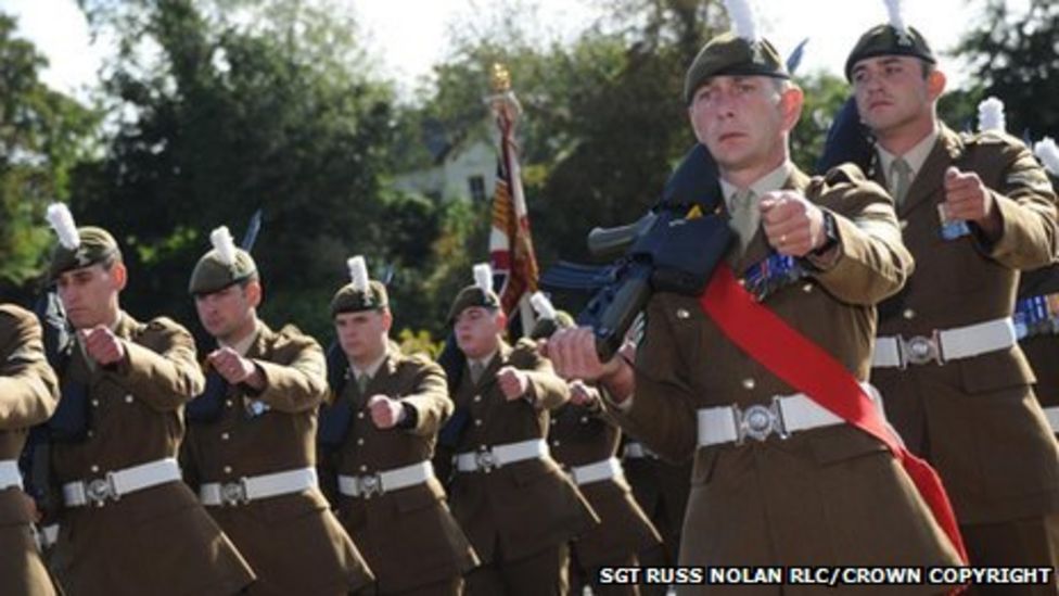 2nd Battalion The Royal Welsh: Soldiers In Bridgend March - BBC News