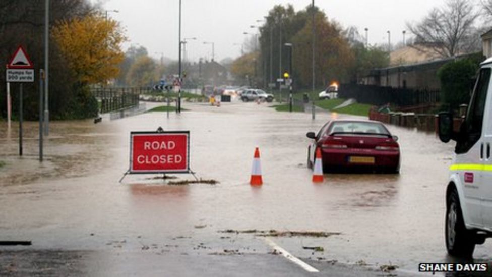 Flood warnings in Northamptonshire after heavy rain - BBC News