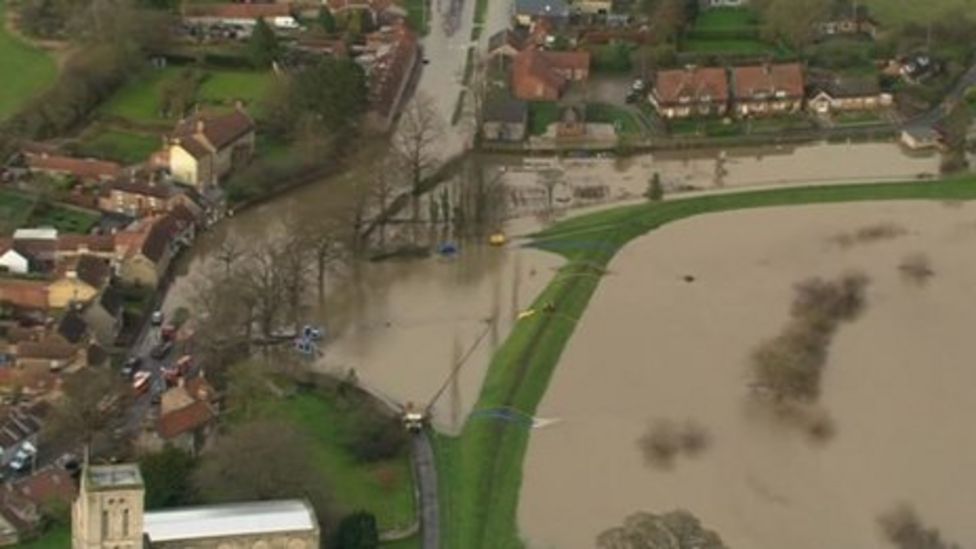 Water seeping through Norton flood defence wall BBC News