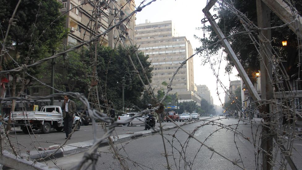 Barbed wire blocking Qasr al-Aini Street